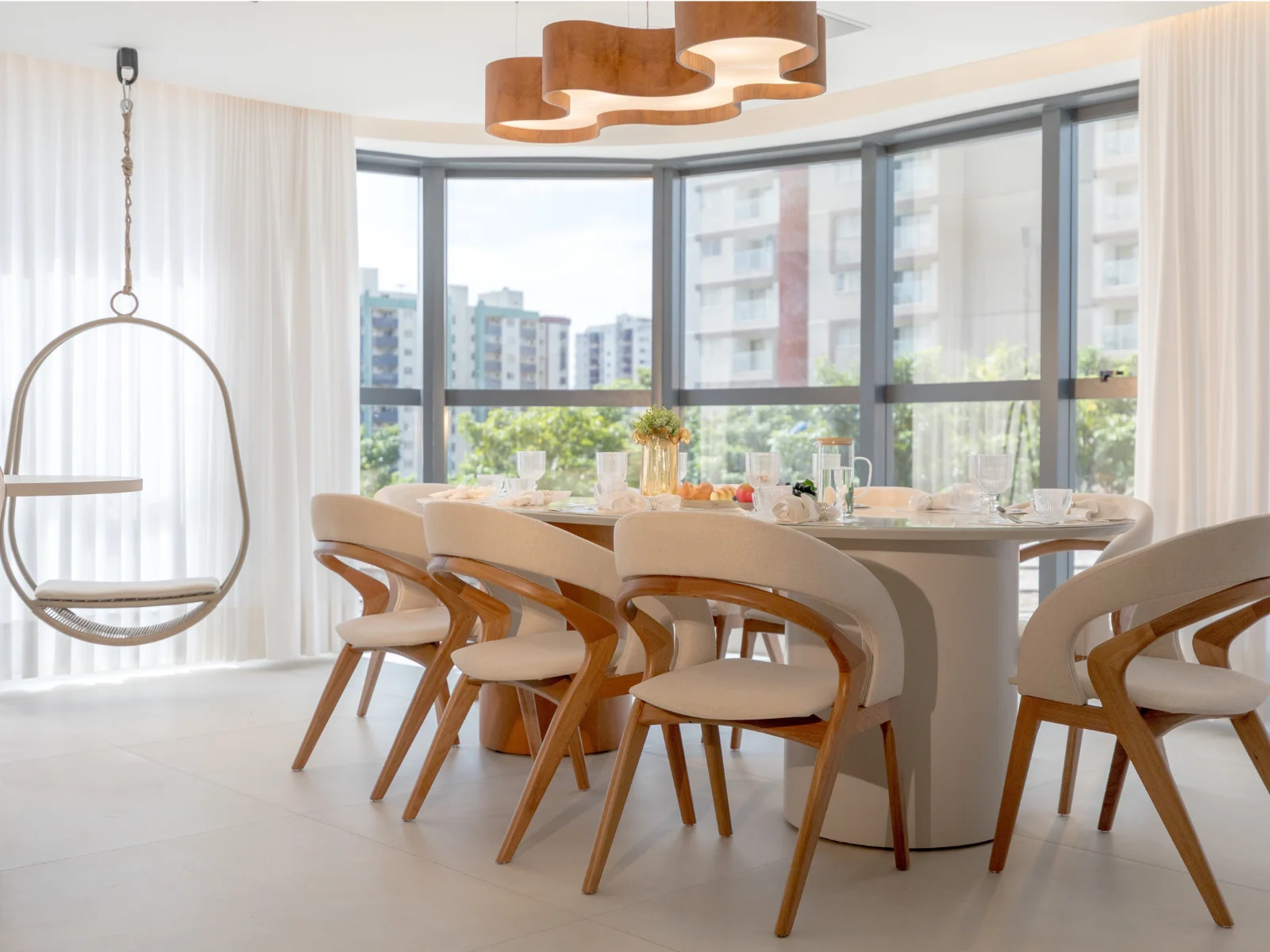 Ambiente com mesa de jantar do apartamento do Infinity Tower